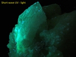 Fluorescent quartz