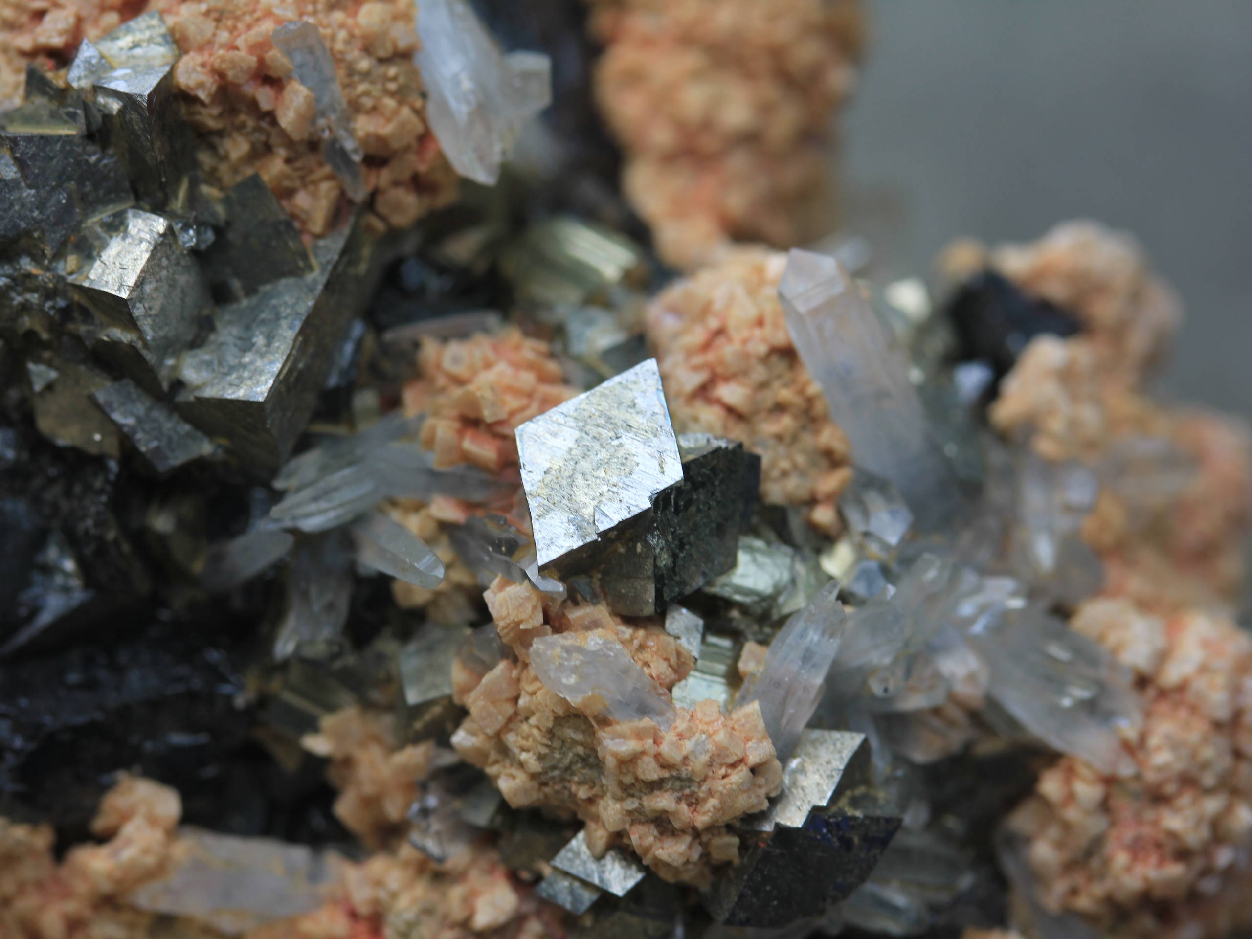 Arsenopyrite, sphalerite, rhodochrosite and quartz