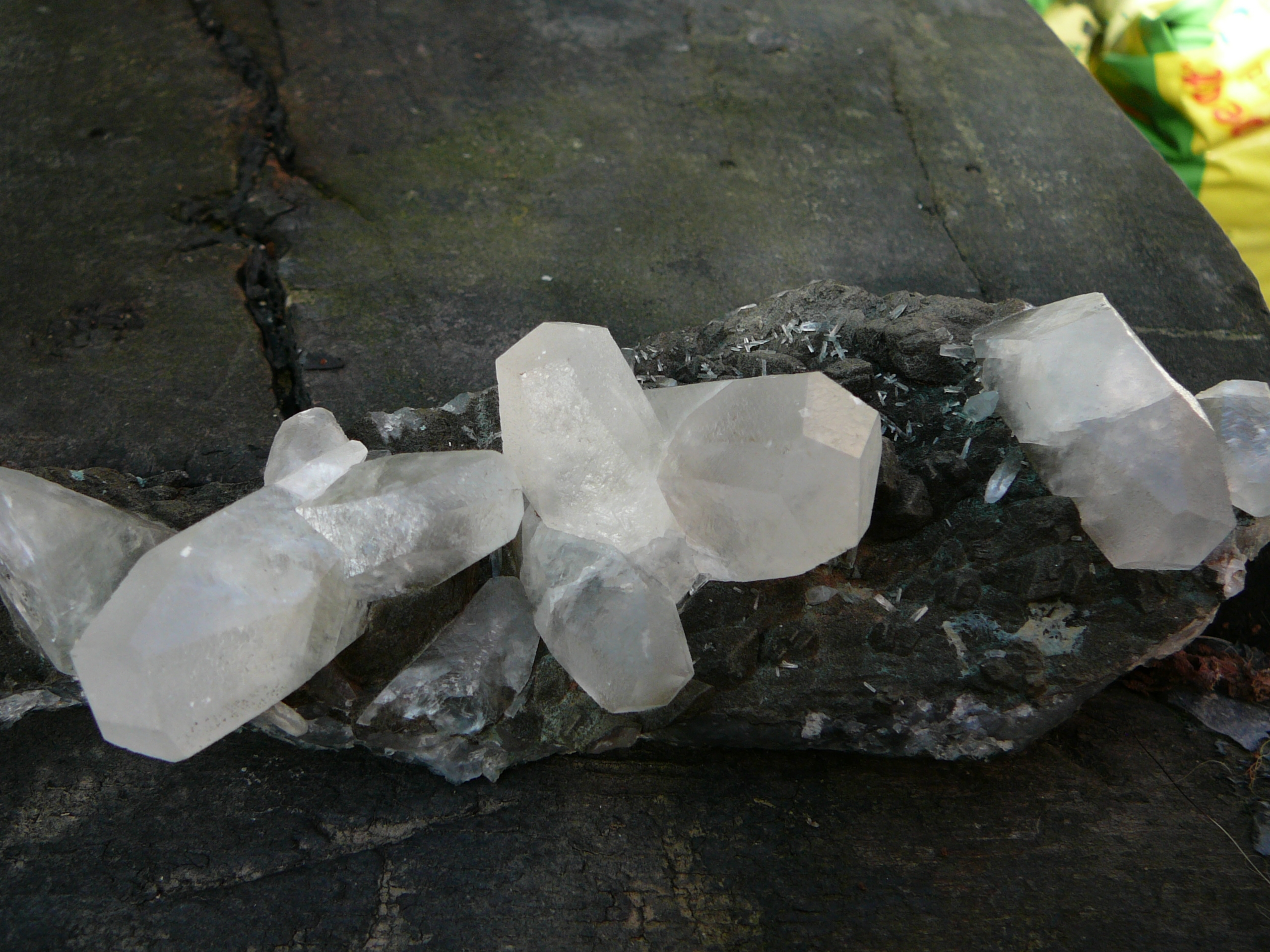 Calcite clusters on a thin quartz layer