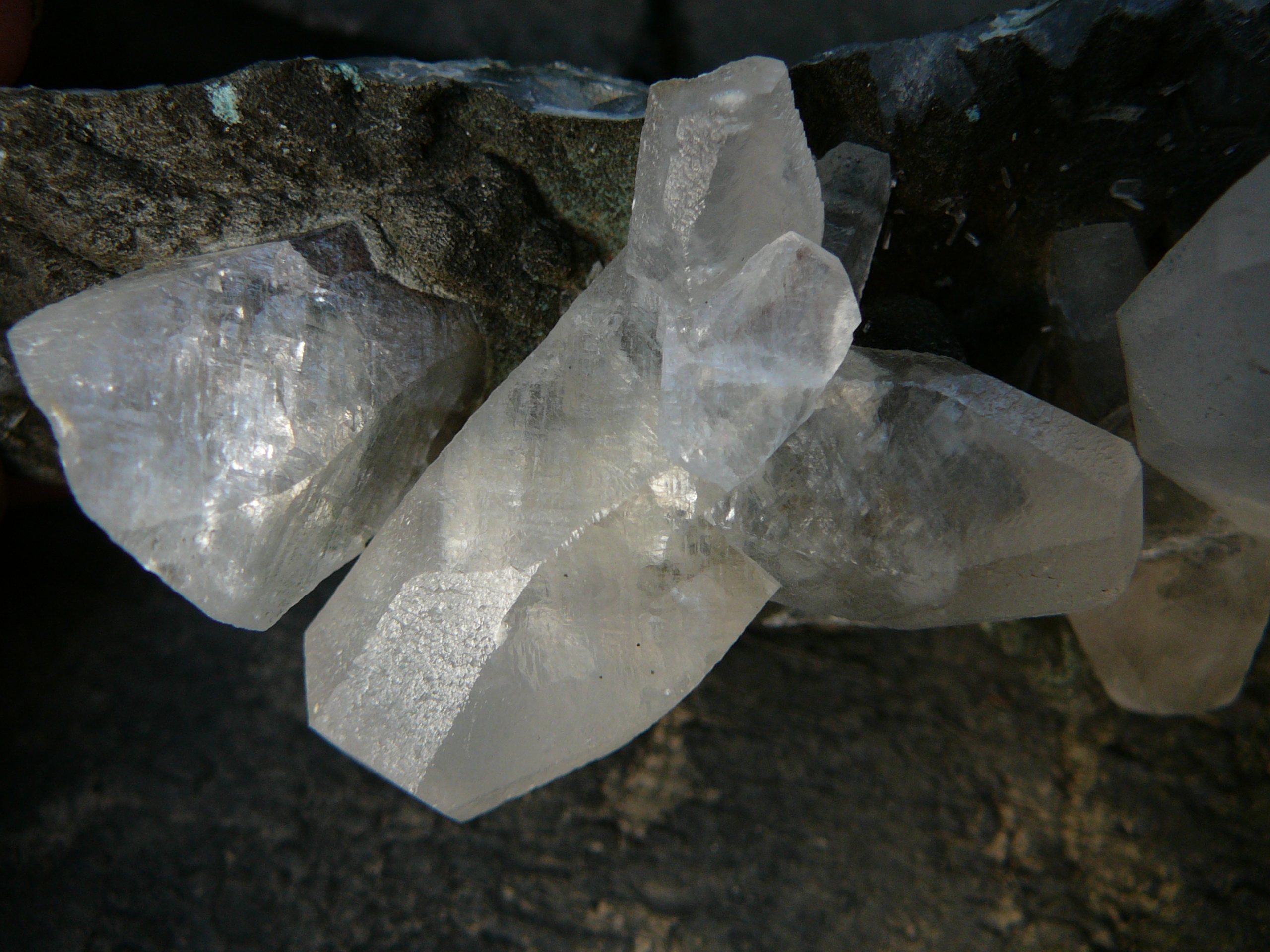 Calcite clusters on a thin quartz layer
