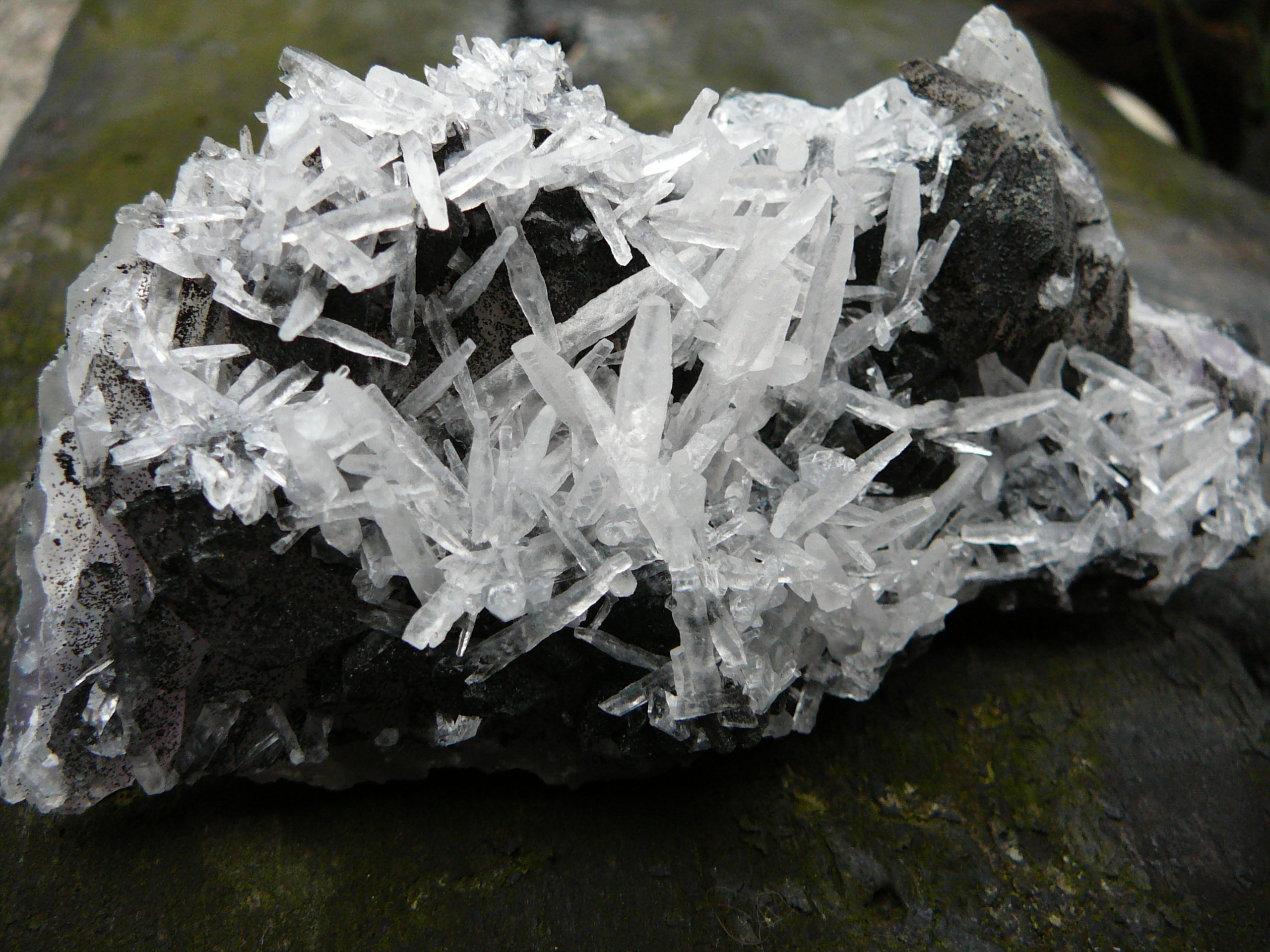 Calcite needles on a thin quartz layer (partly Amethyst)
