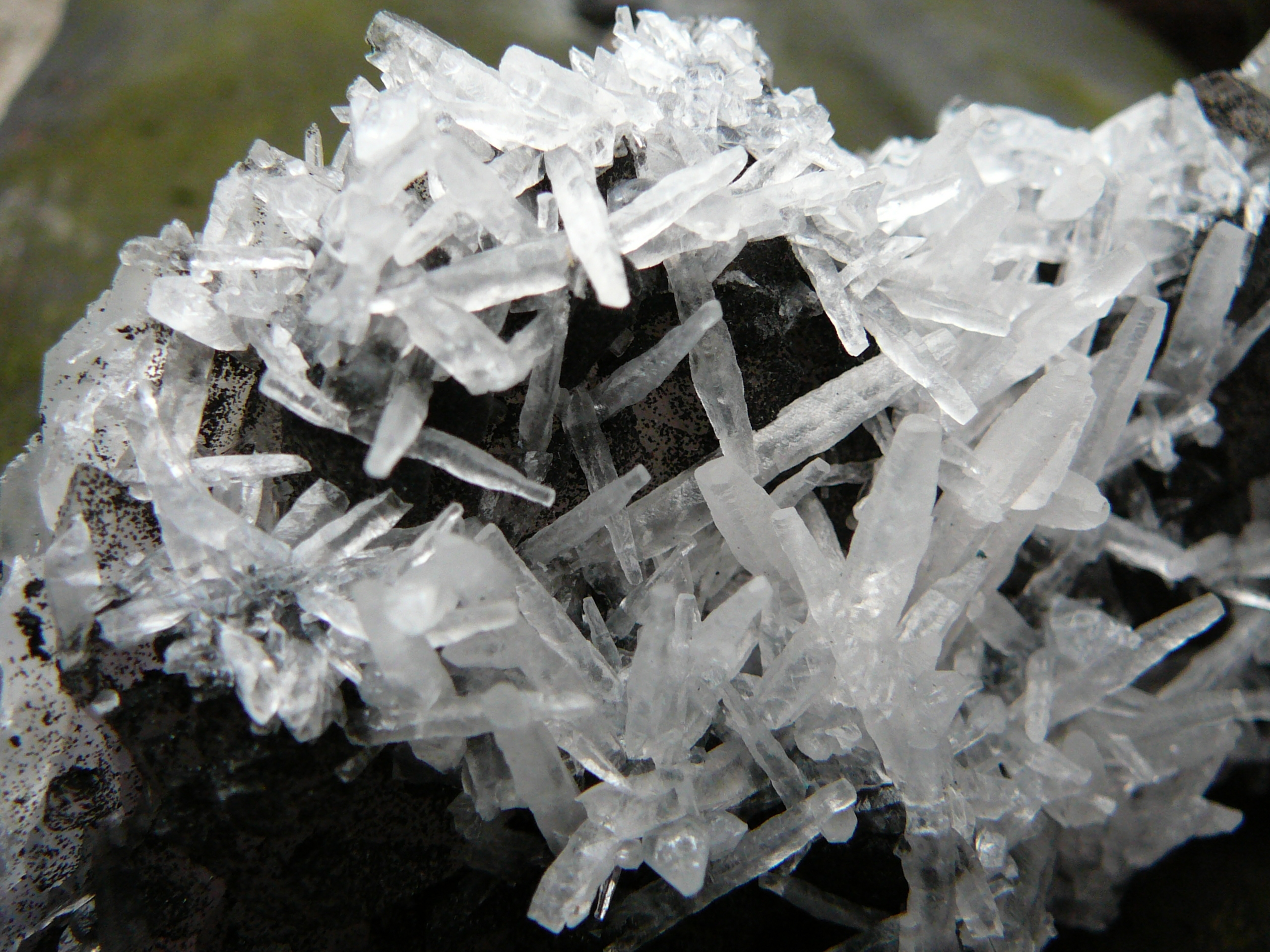 Calcite needles on a thin quartz layer (partly Amethyst)