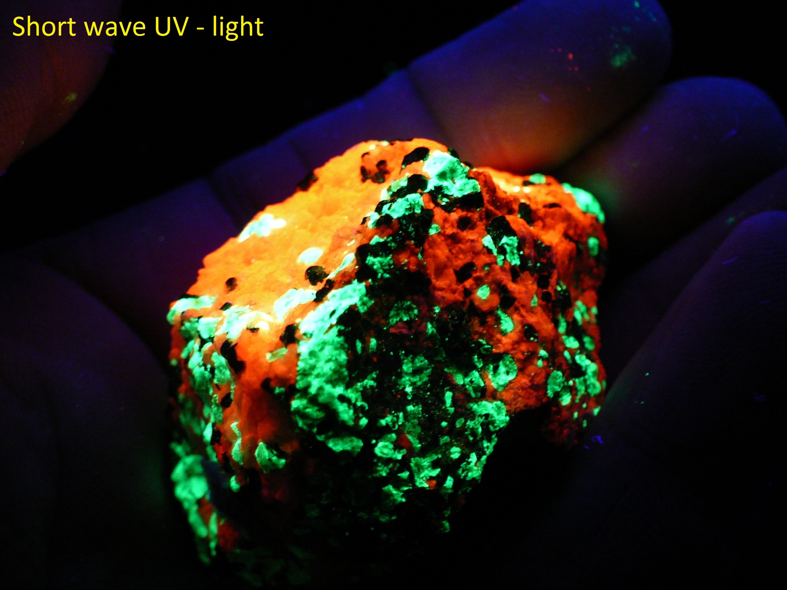 Fluorescent willemite, calcite and non-fluorescent franklini