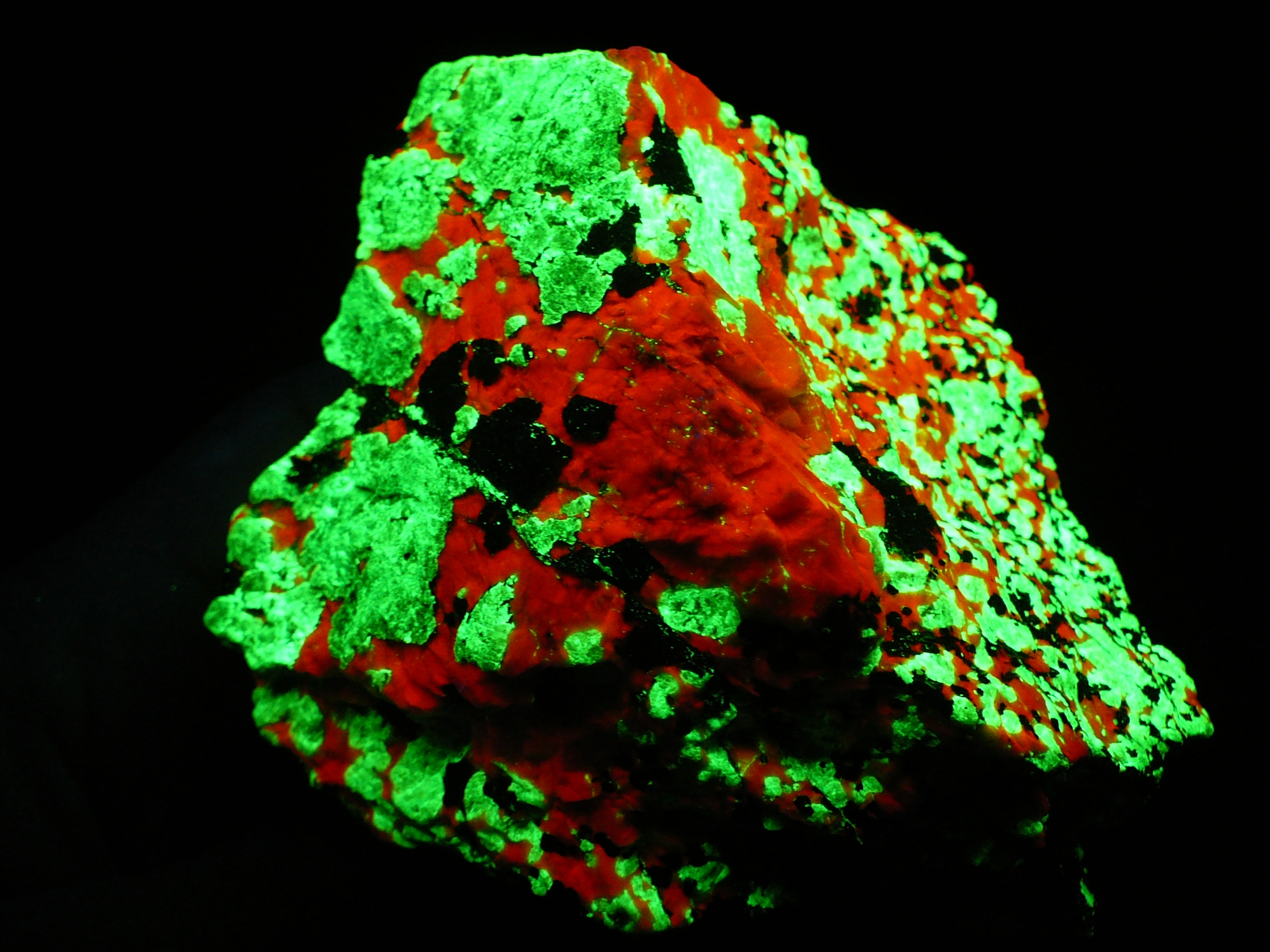 Fluorescent willemite, calcite and non-fluorescent franklini
