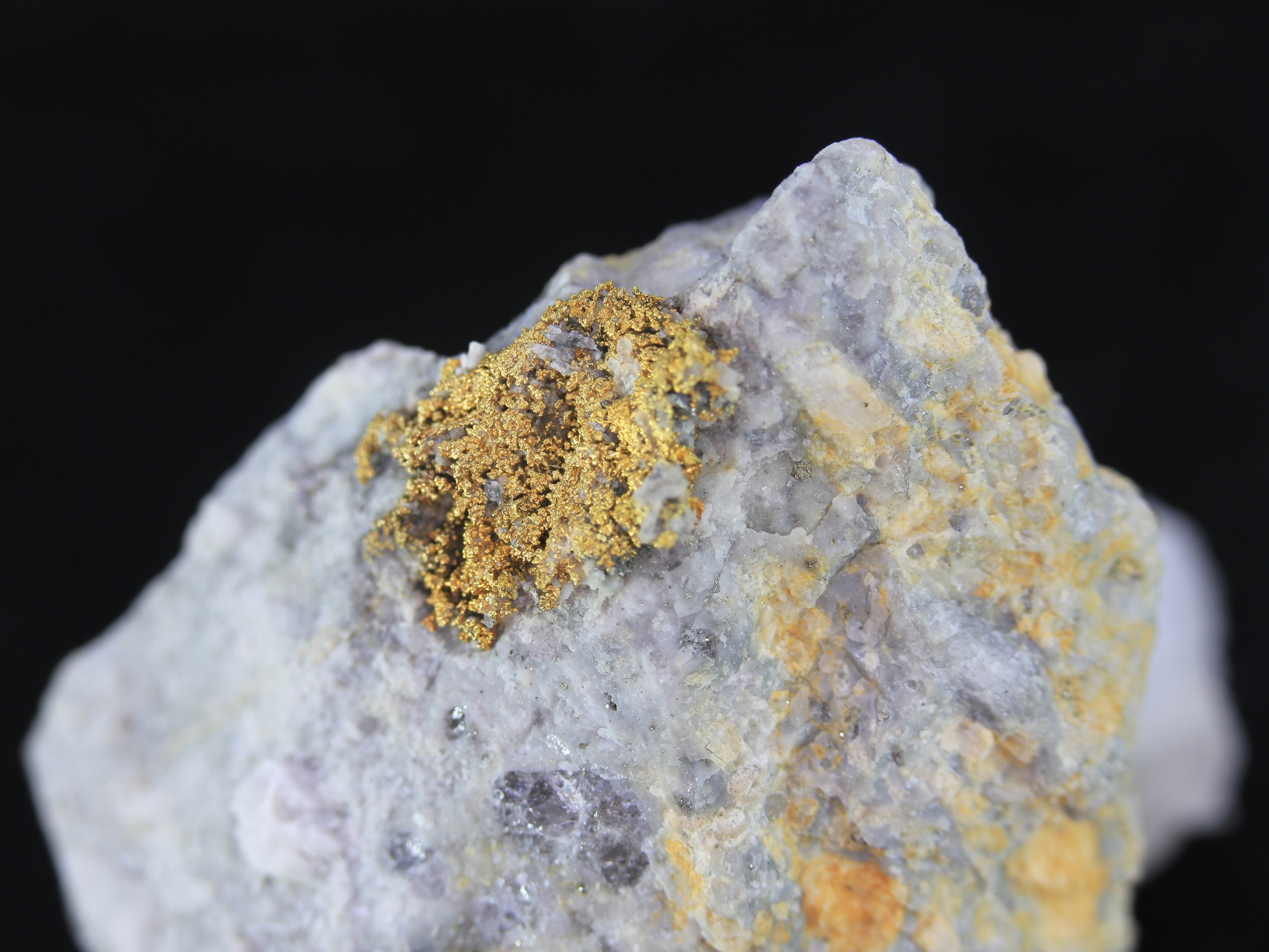 Native gold on quartz